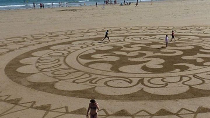 Beach art, dessiner sur le sable